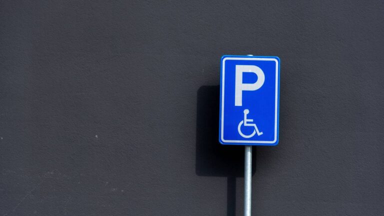 Gehandicaptenparkeerplaats ingericht aan Willem-Alexanderstraat in Mierlo