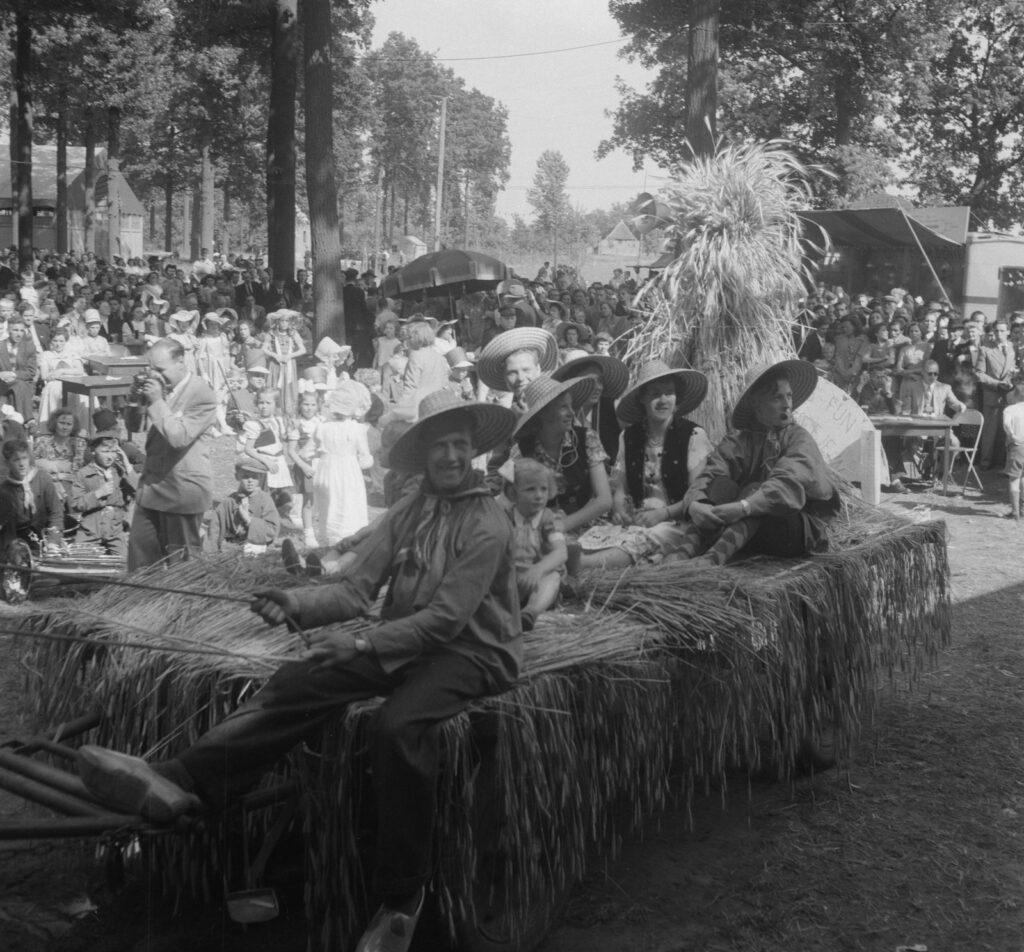 Kersenoogstfeest in Mierlo op 1 juli 1951.