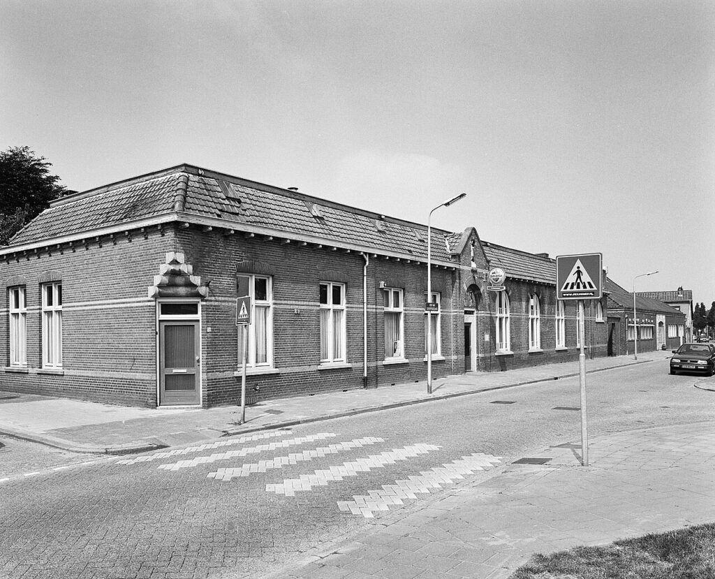 Overzicht voorgevel en linker zijgevel – Mierlo – 20333729 – RCE.jpg
