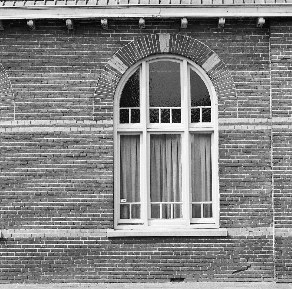 Gedeelte voorgevel met rondboogvenster – Mierlo – 20333732 – RCE.jpg