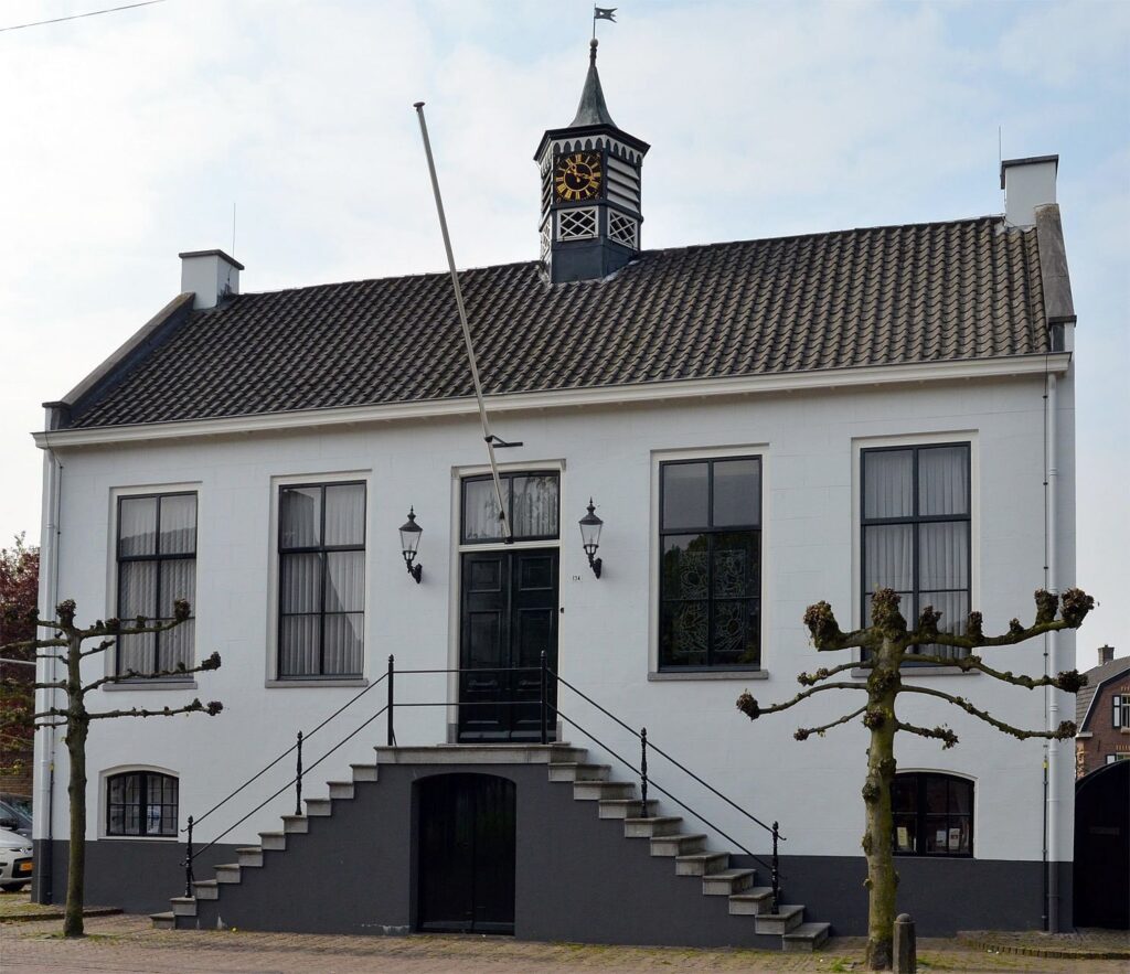 Het voormalige raadhuis van Mierlo aan de Dorpsstraat.
