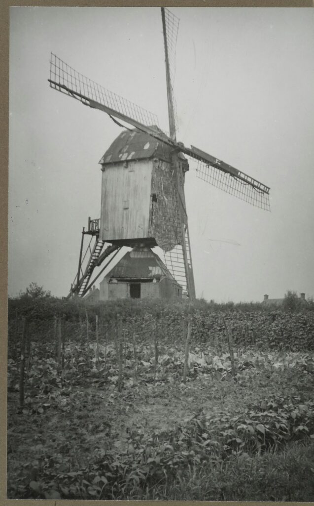 Standerdmolen in vervallen staat, schuin van voren