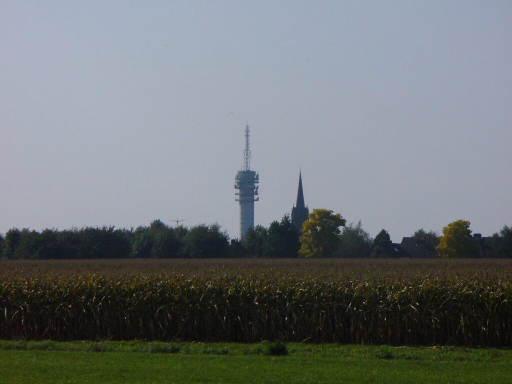 Televisietoren en kerktoren gezien vanaf het Sang